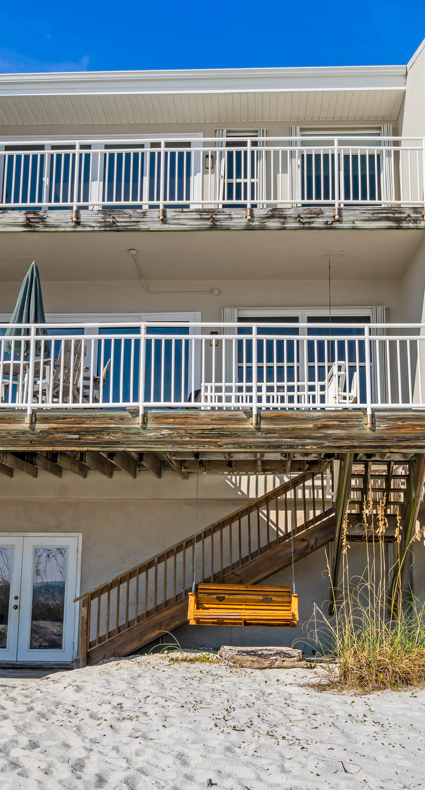 Beachfront townhome with ocean views, 2 balconies, W/D, & AC - dog-friendly
