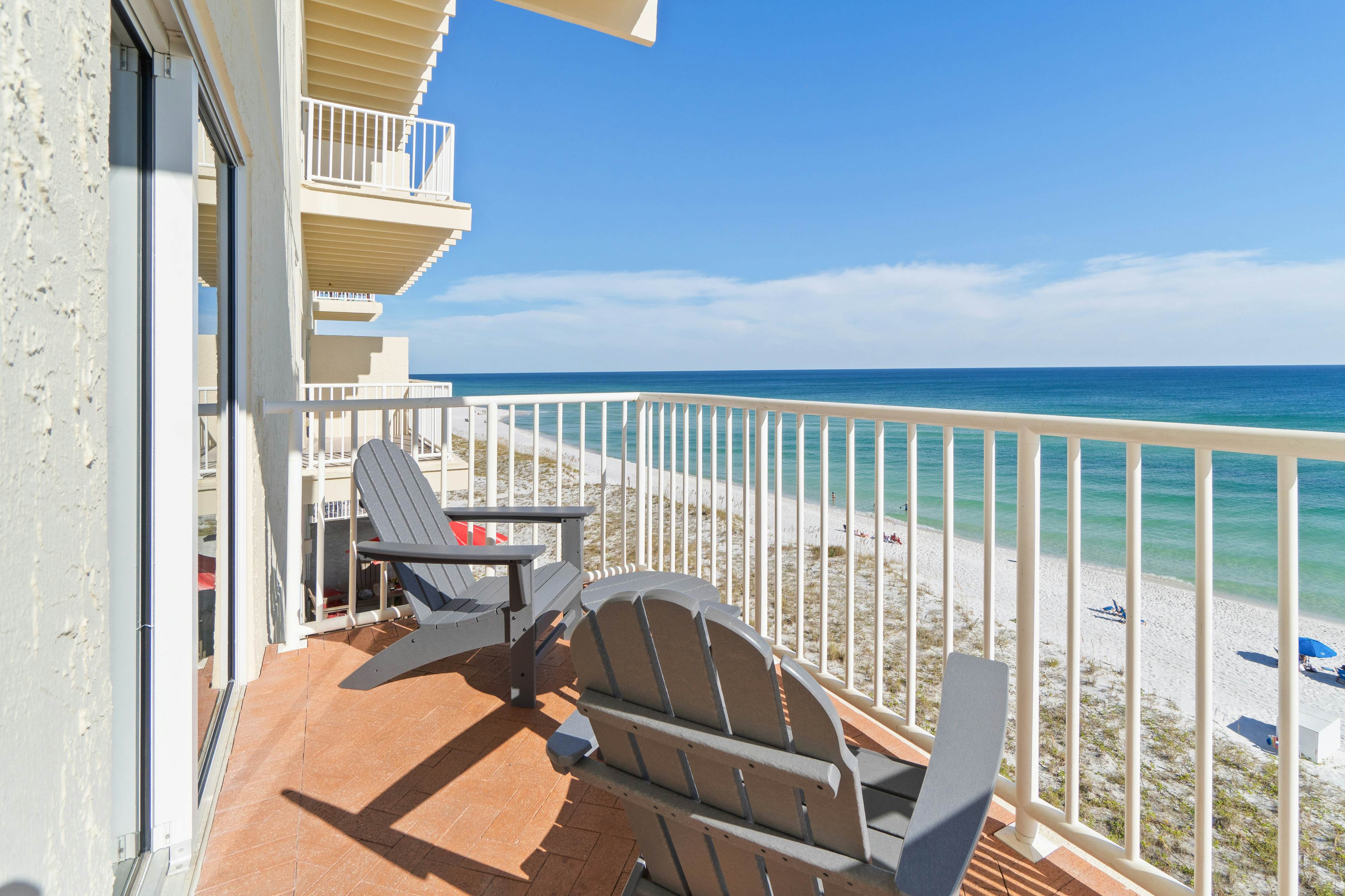 Beachfront condo with balcony, pool, hot tub, AC, & W/D - snowbirds welcome