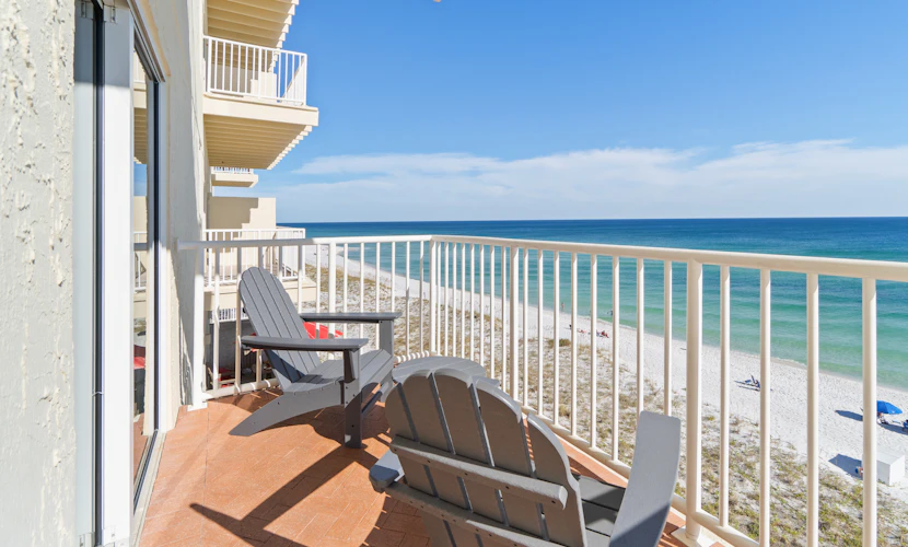 Beachfront condo with balcony, pool, hot tub, AC, & W/D - snowbirds welcome