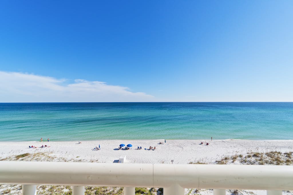 Beachfront condo with balcony, pool, hot tub, AC, & W/D - snowbirds welcome