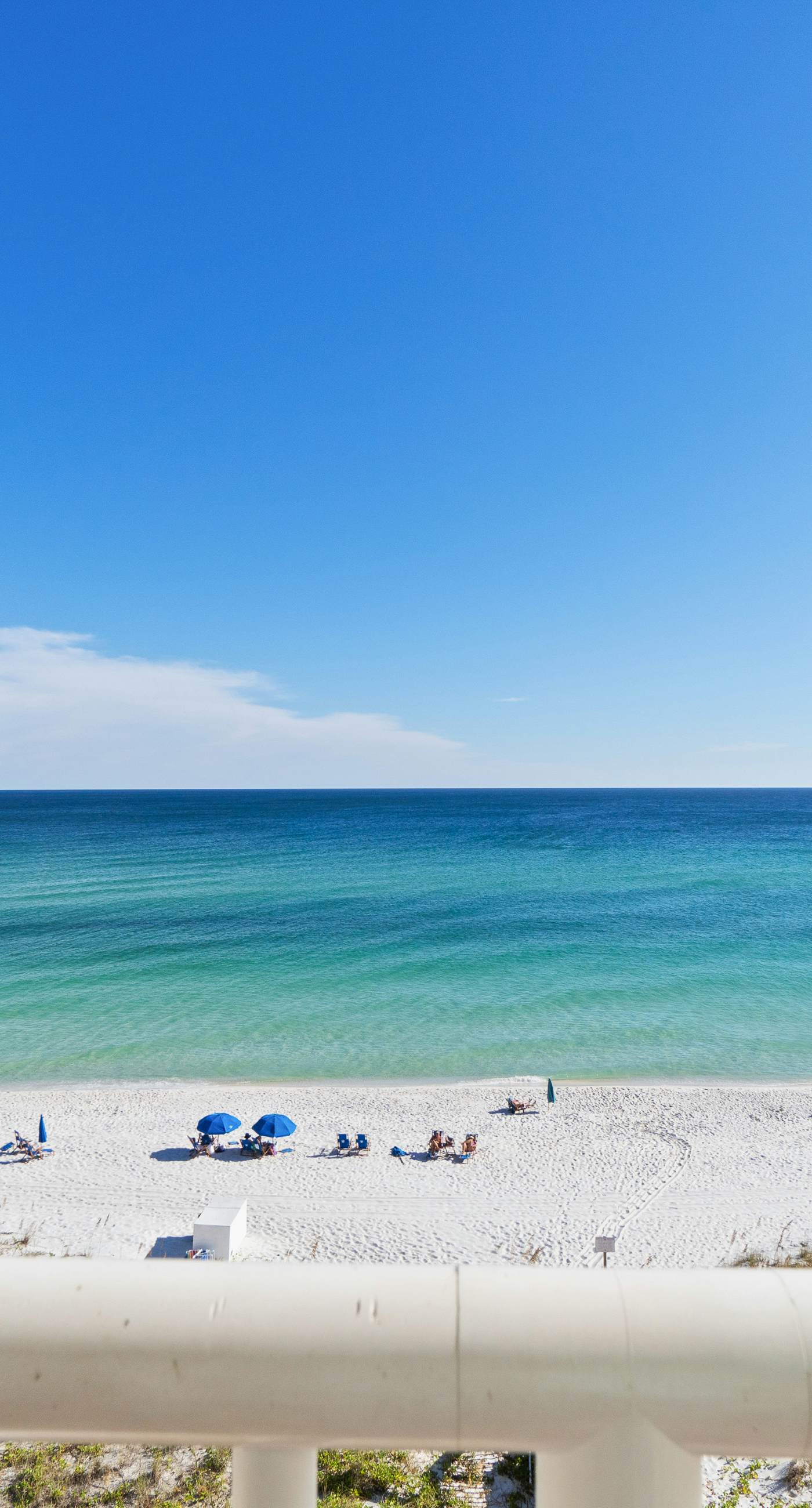 Beachfront condo with balcony, pool, hot tub, AC, & W/D - snowbirds welcome