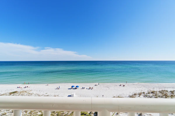 Beachfront condo with balcony, pool, hot tub, AC, & W/D - snowbirds welcome