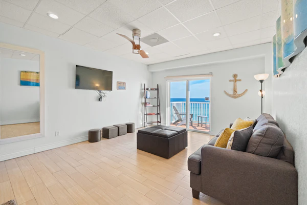 Beachfront condo with balcony, pool, hot tub, AC, & W/D - snowbirds welcome