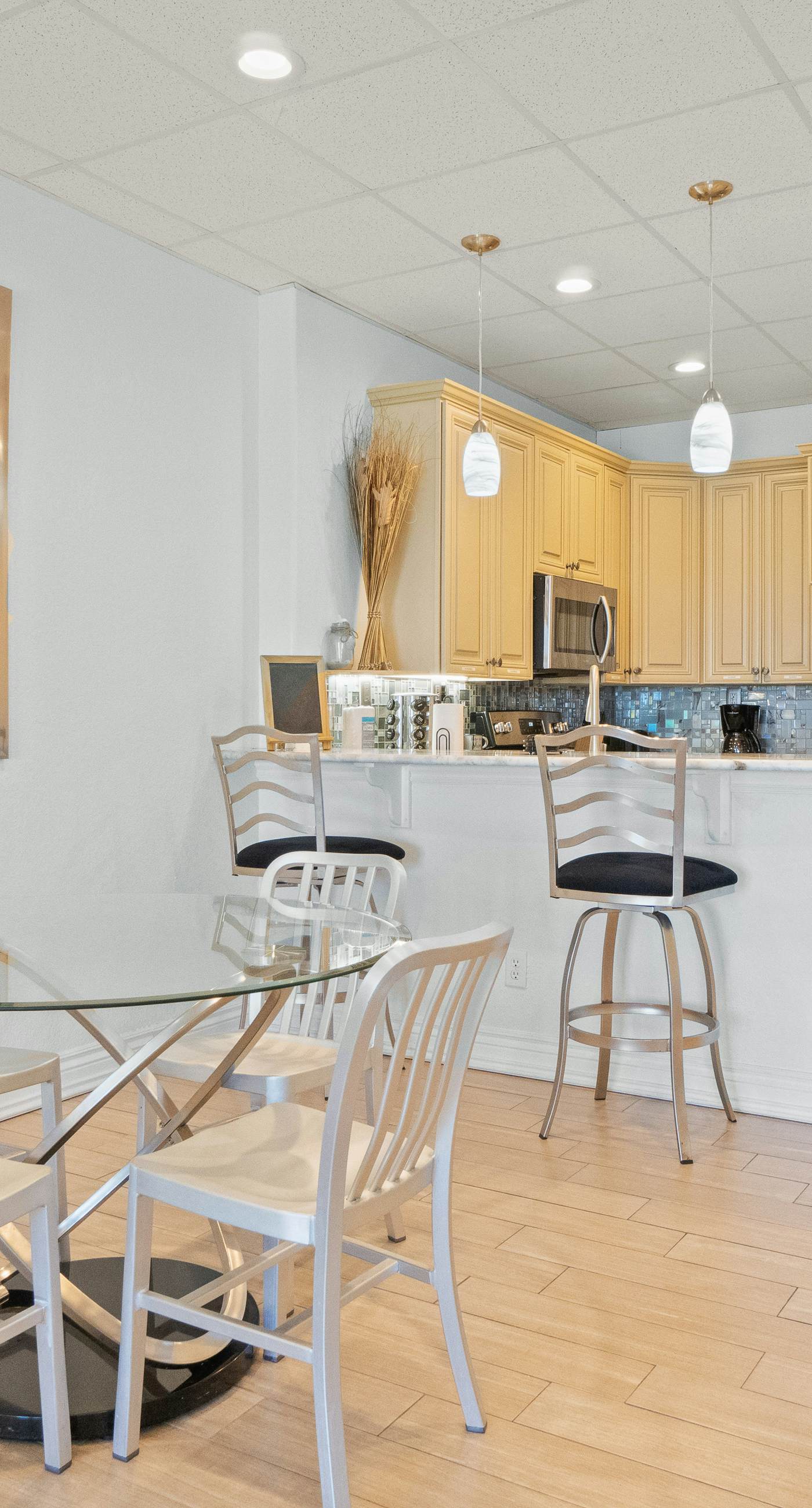 Beachfront condo with balcony, pool, hot tub, AC, & W/D - snowbirds welcome