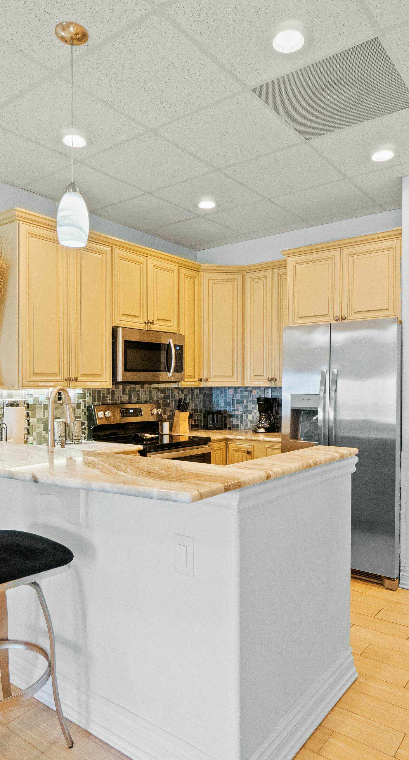 Beachfront condo with balcony, pool, hot tub, AC, & W/D - snowbirds welcome