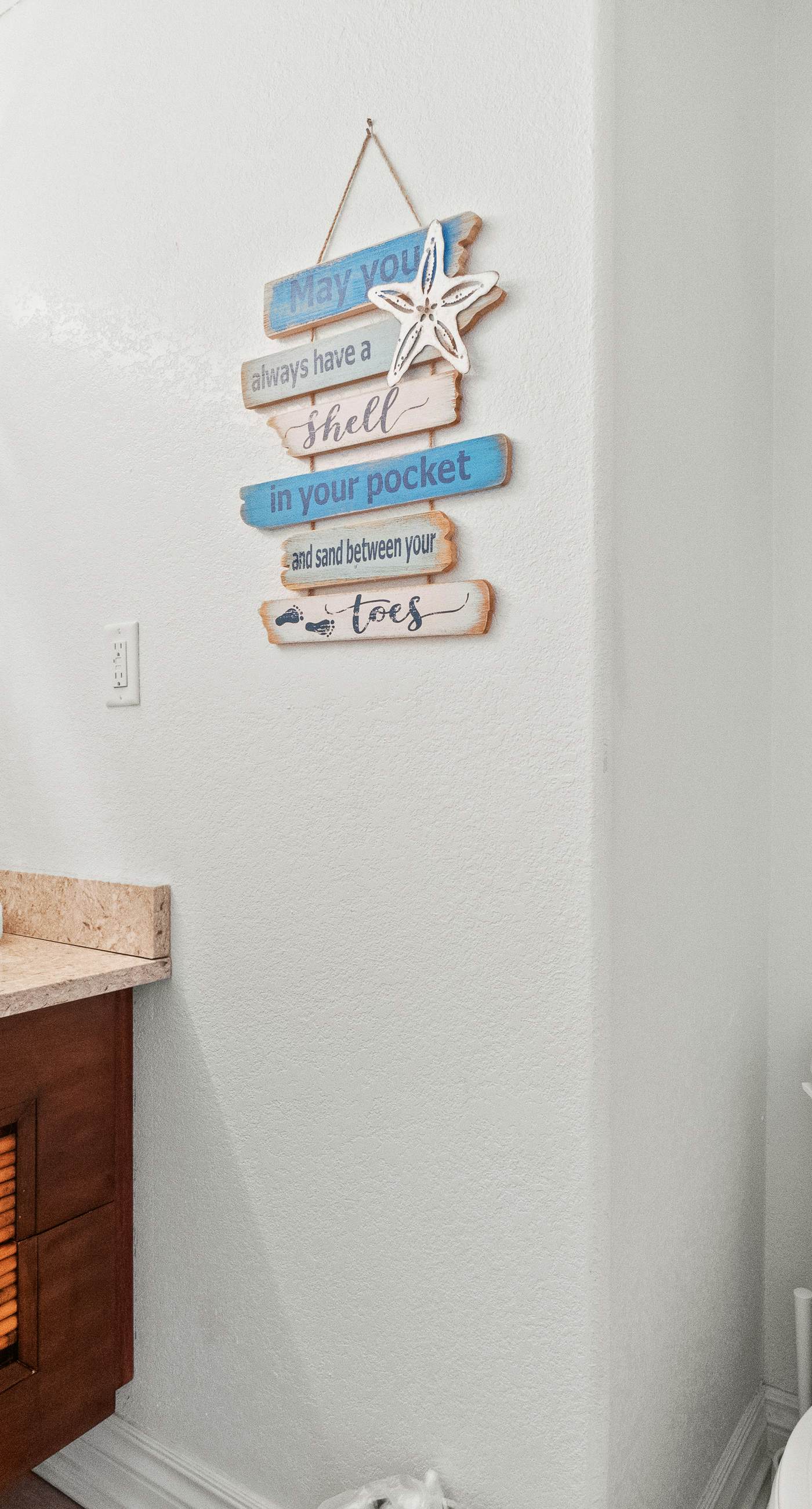 Beachfront condo with balcony, pool, hot tub, AC, & W/D - snowbirds welcome