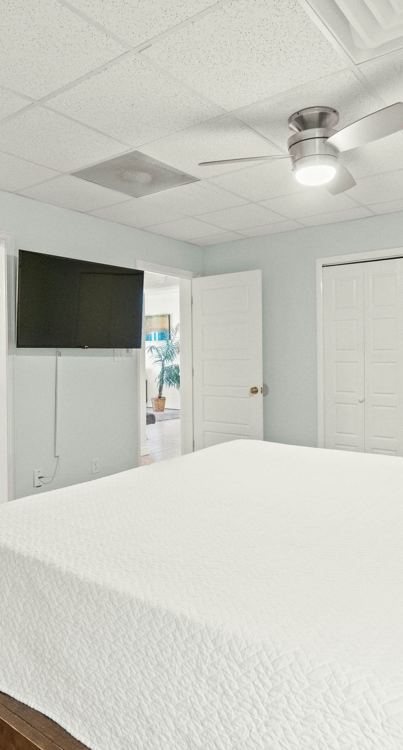 Beachfront condo with balcony, pool, hot tub, AC, & W/D - snowbirds welcome