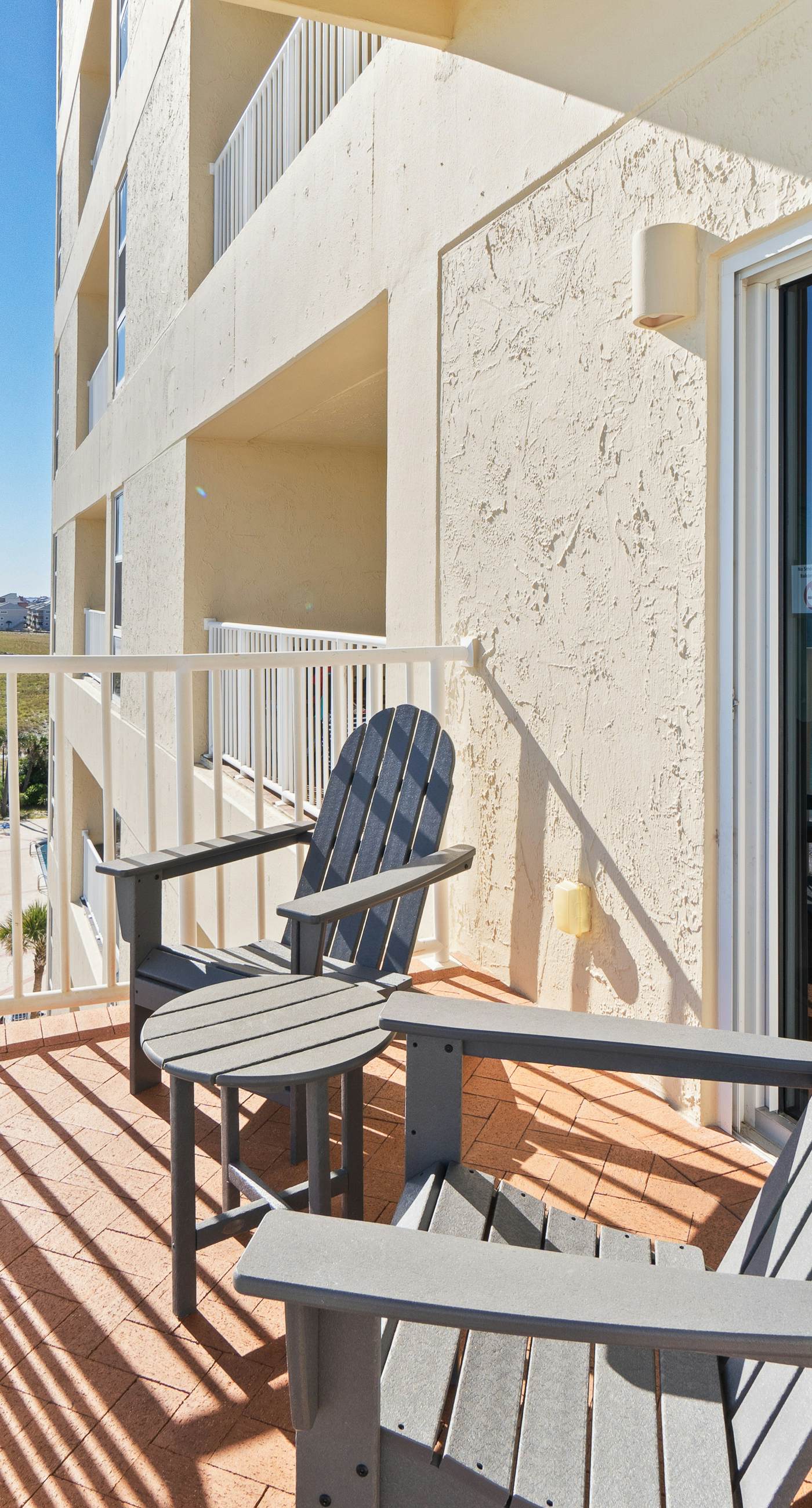 Beachfront condo with balcony, pool, hot tub, AC, & W/D - snowbirds welcome