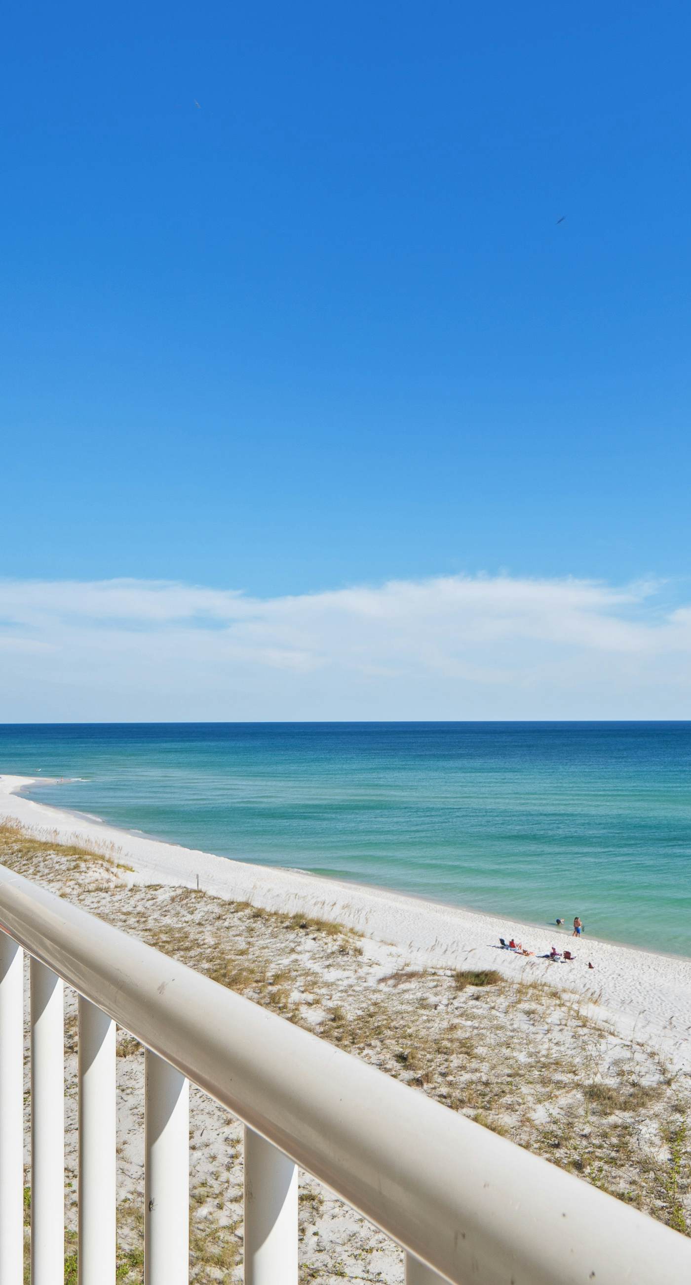 Beachfront condo with balcony, pool, hot tub, AC, & W/D - snowbirds welcome