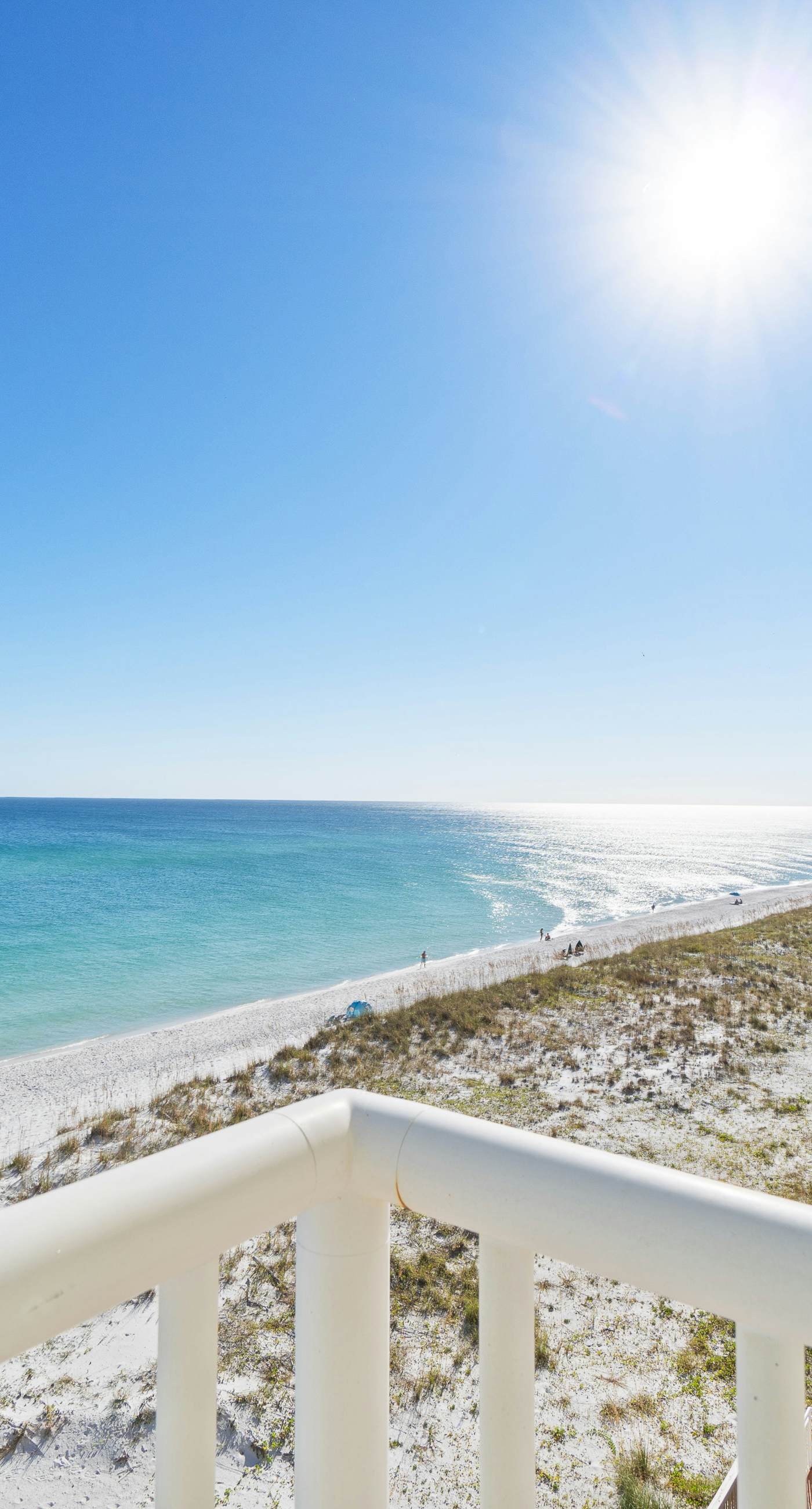 Beachfront condo with balcony, pool, hot tub, AC, & W/D - snowbirds welcome