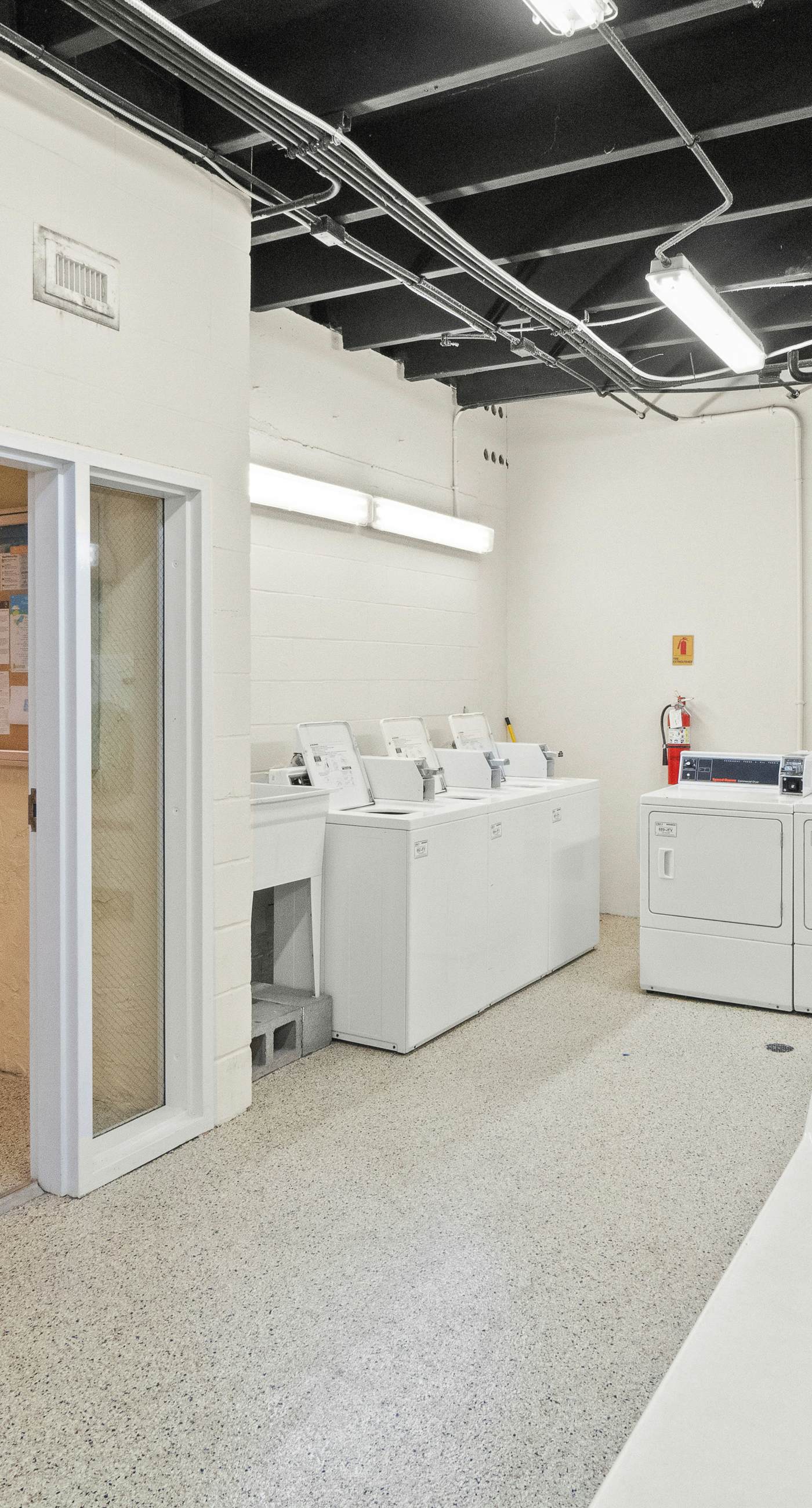 Beachfront condo with balcony, pool, hot tub, AC, & W/D - snowbirds welcome