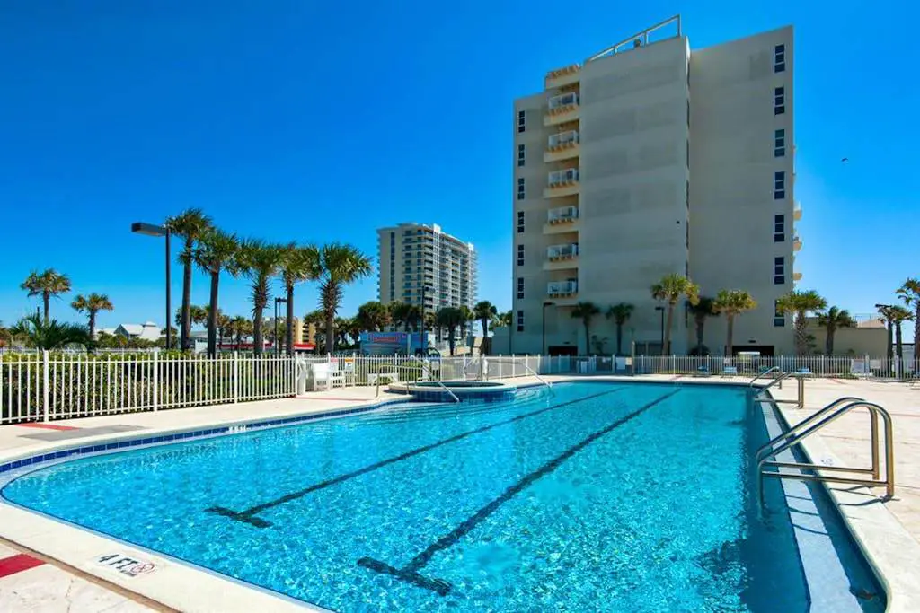 Beachfront condo with balcony, pool, hot tub, AC, & WD - snowbirds welcome