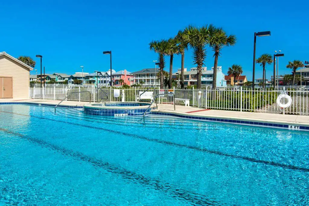 Beachfront condo with balcony, pool, hot tub, AC, & WD - snowbirds welcome