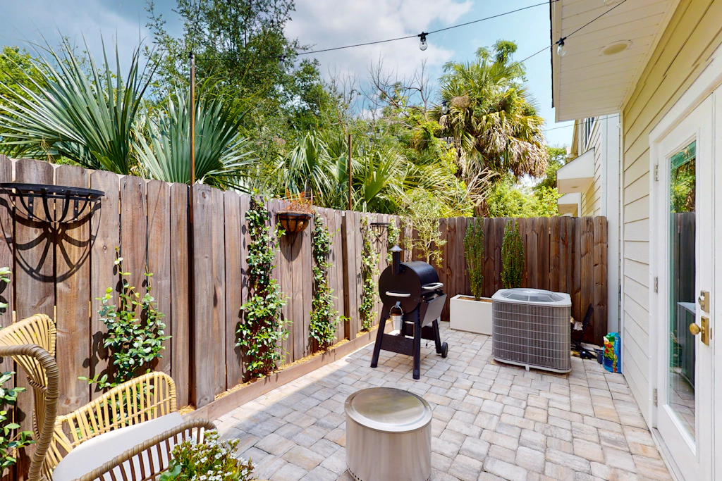 Stylish, dog-friendly townhome with firepit & enclosed yard - blocks to downtown