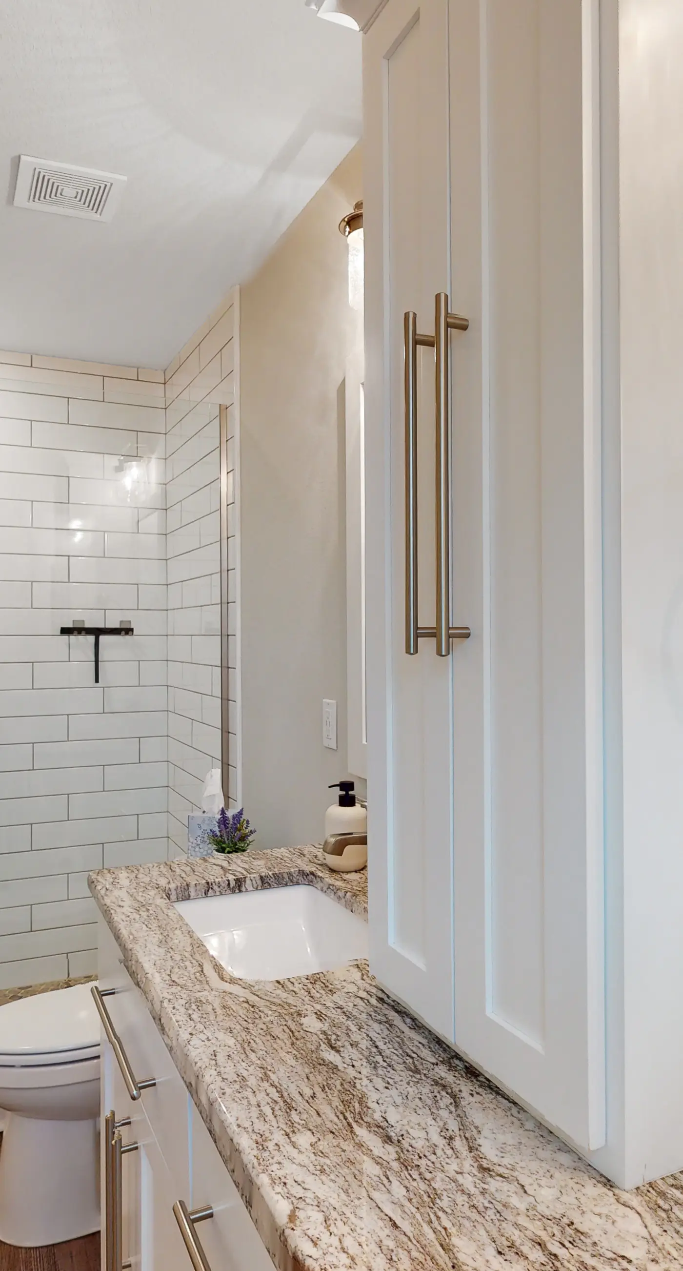 Stylish, dog-friendly townhome with firepit & enclosed yard - blocks to downtown