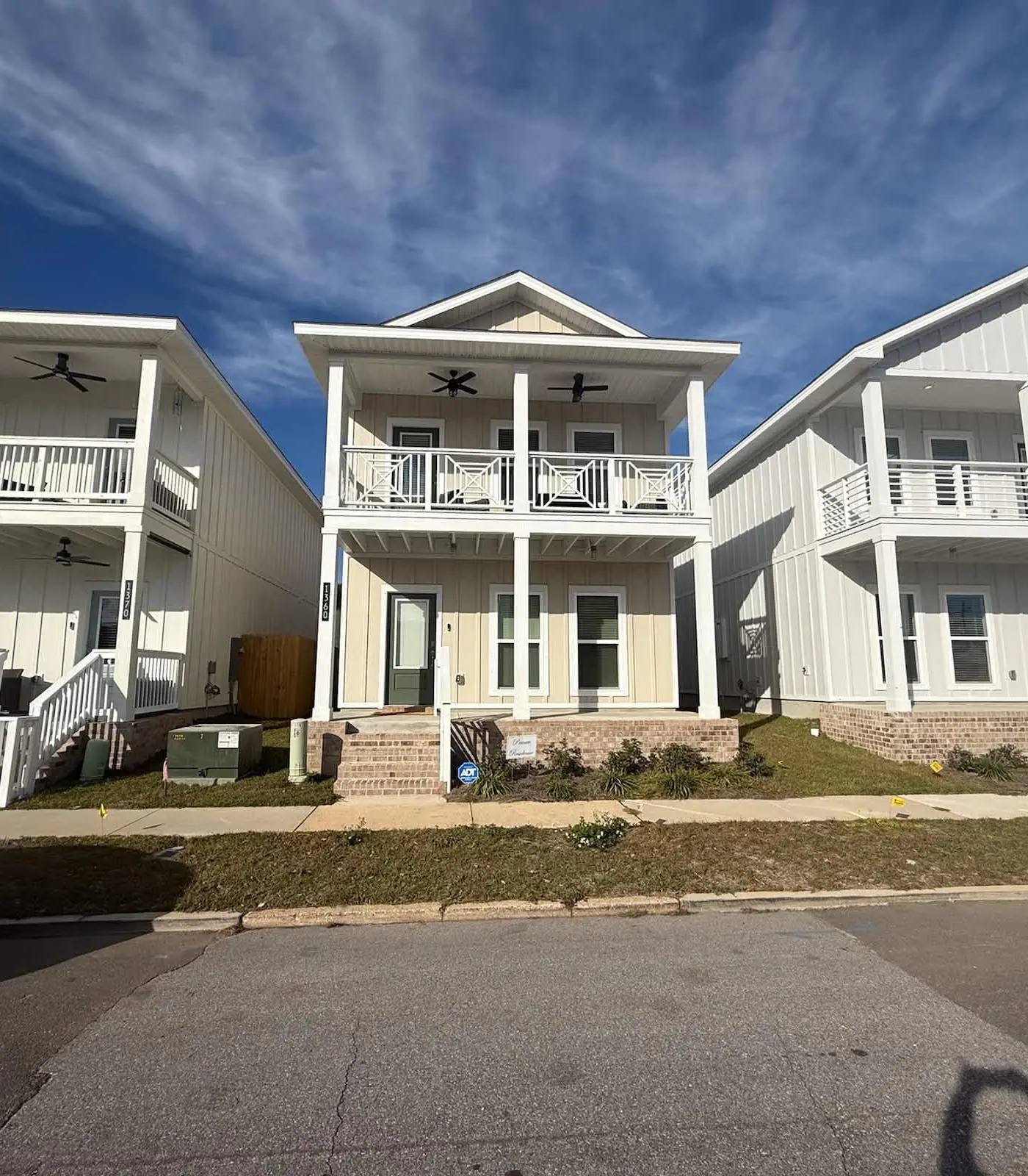 Nautical home downtown close to shopping, restaurants and beaches.