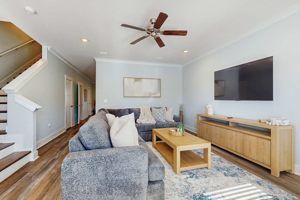 Nautical home downtown close to shopping, restaurants and beaches.