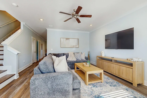 Nautical home downtown close to shopping, restaurants and beaches.