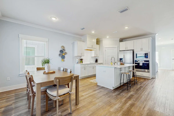 Nautical home downtown close to shopping, restaurants and beaches.