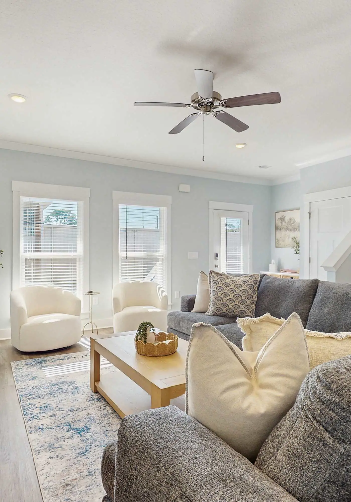 Nautical home downtown close to shopping, restaurants and beaches.