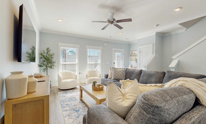 Nautical home downtown close to shopping, restaurants and beaches.