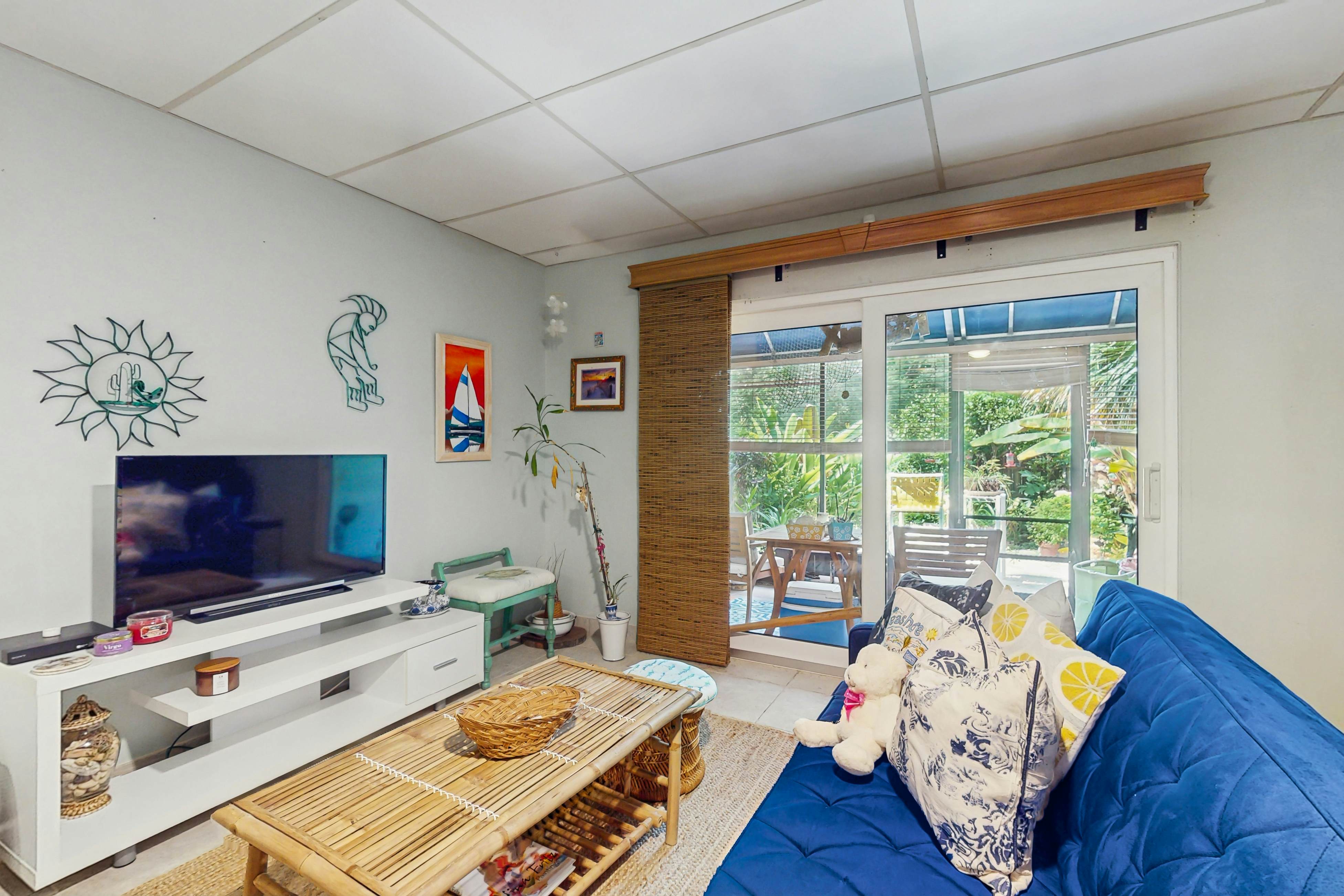 Cozy coastal condo with shared pool, close to the beach and shopping