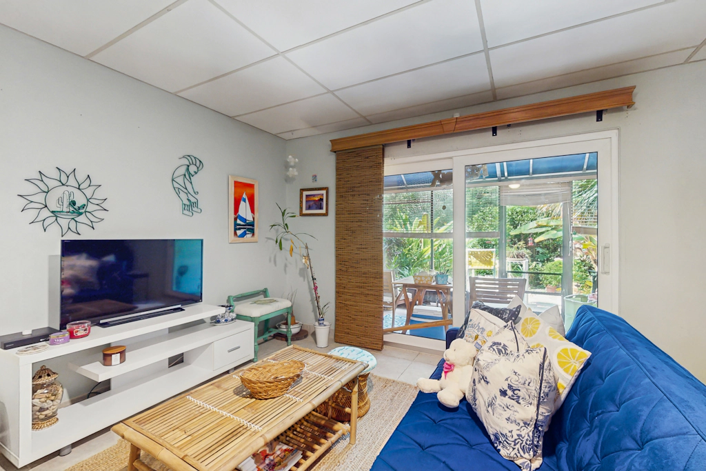 Cozy coastal condo with shared pool, close to the beach and shopping