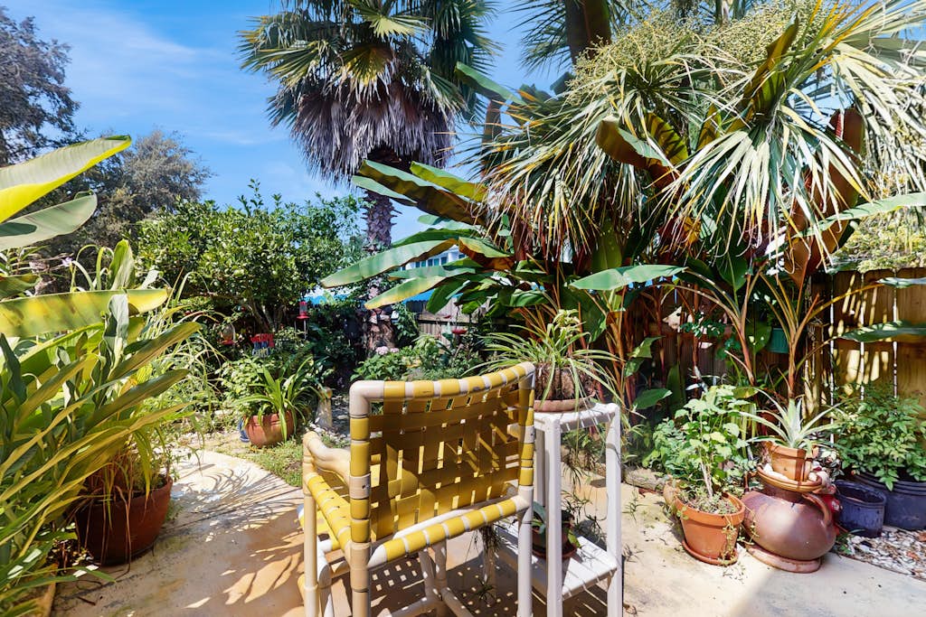 Cozy coastal condo with shared pool, close to the beach and shopping