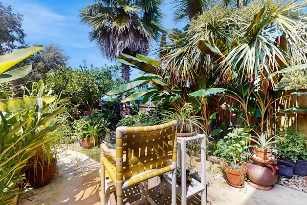 Cozy coastal condo with shared pool, close to the beach and shopping