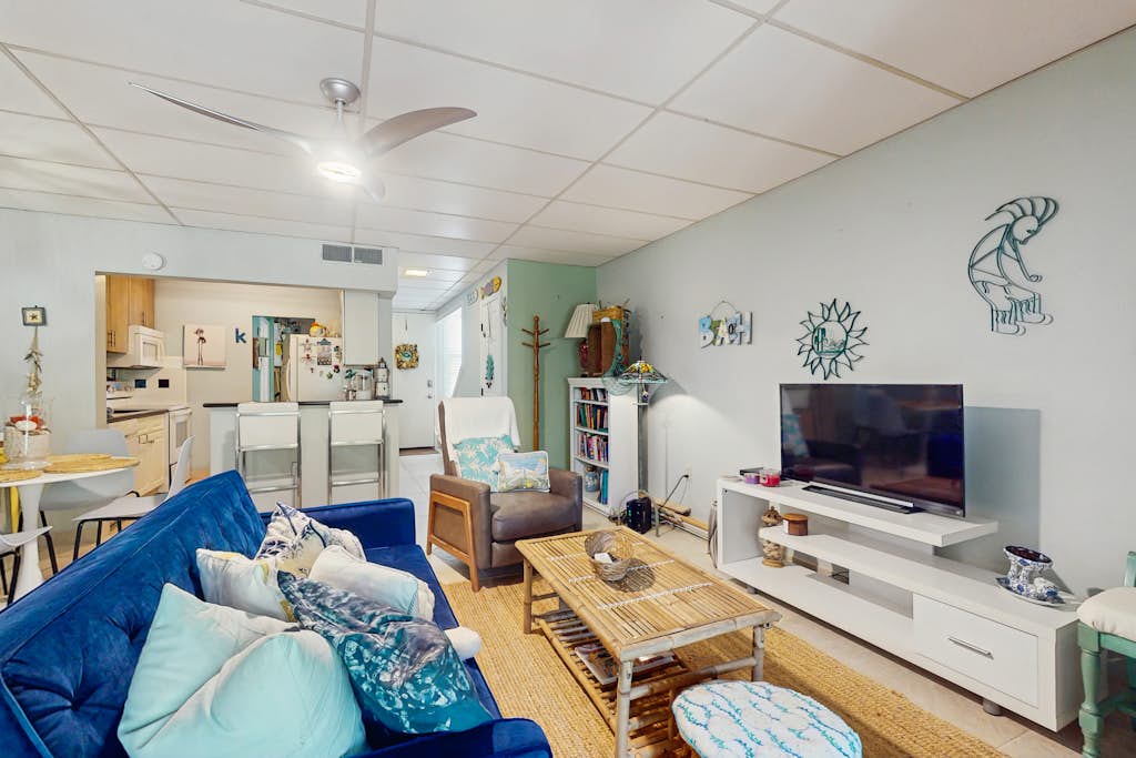 Cozy coastal condo with shared pool, close to the beach and shopping