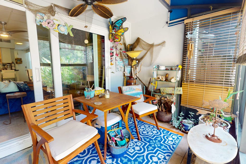 Cozy coastal condo with shared pool, close to the beach and shopping