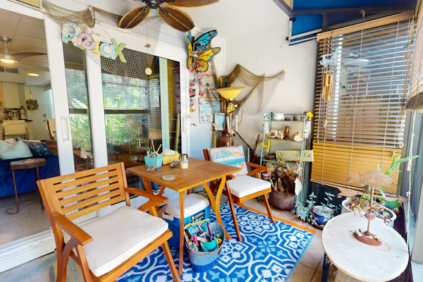 Cozy coastal condo with shared pool, close to the beach and shopping
