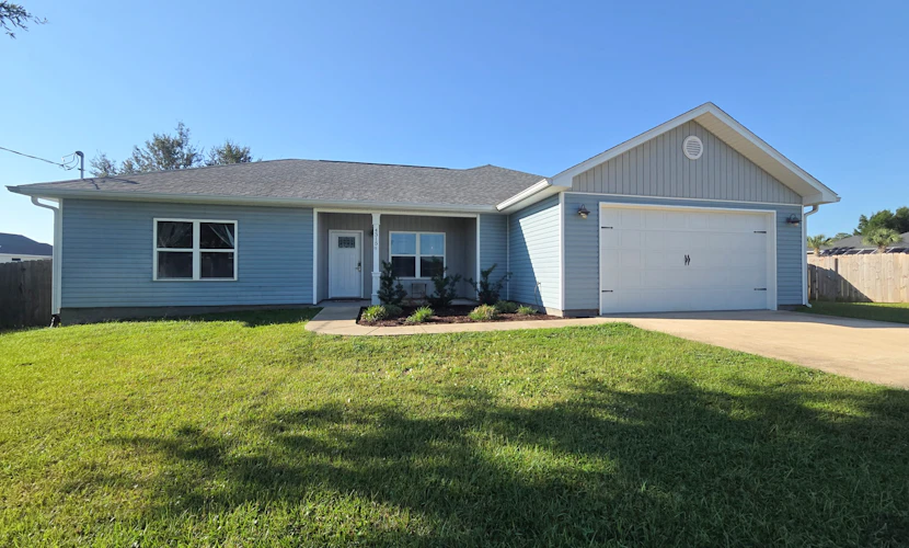 Spacious private home with large kitchen, patio & close to everything