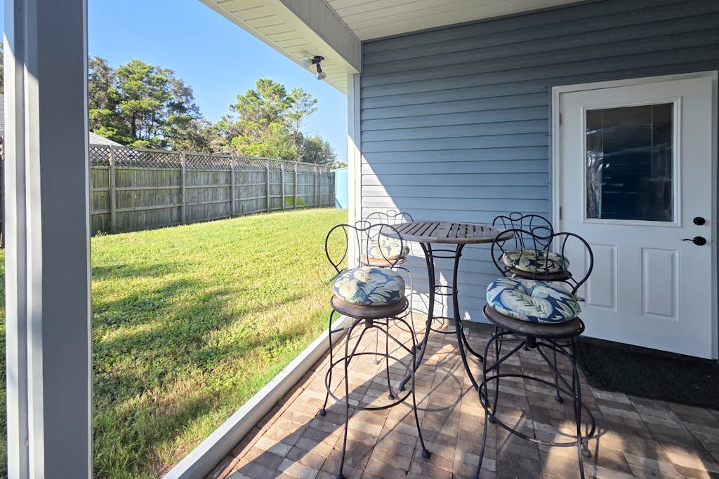Spacious private home with large kitchen, patio & close to everything