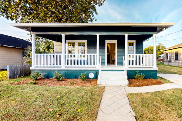 Historic downtown cottage with high-speed WiFi and central AC - dogs okay