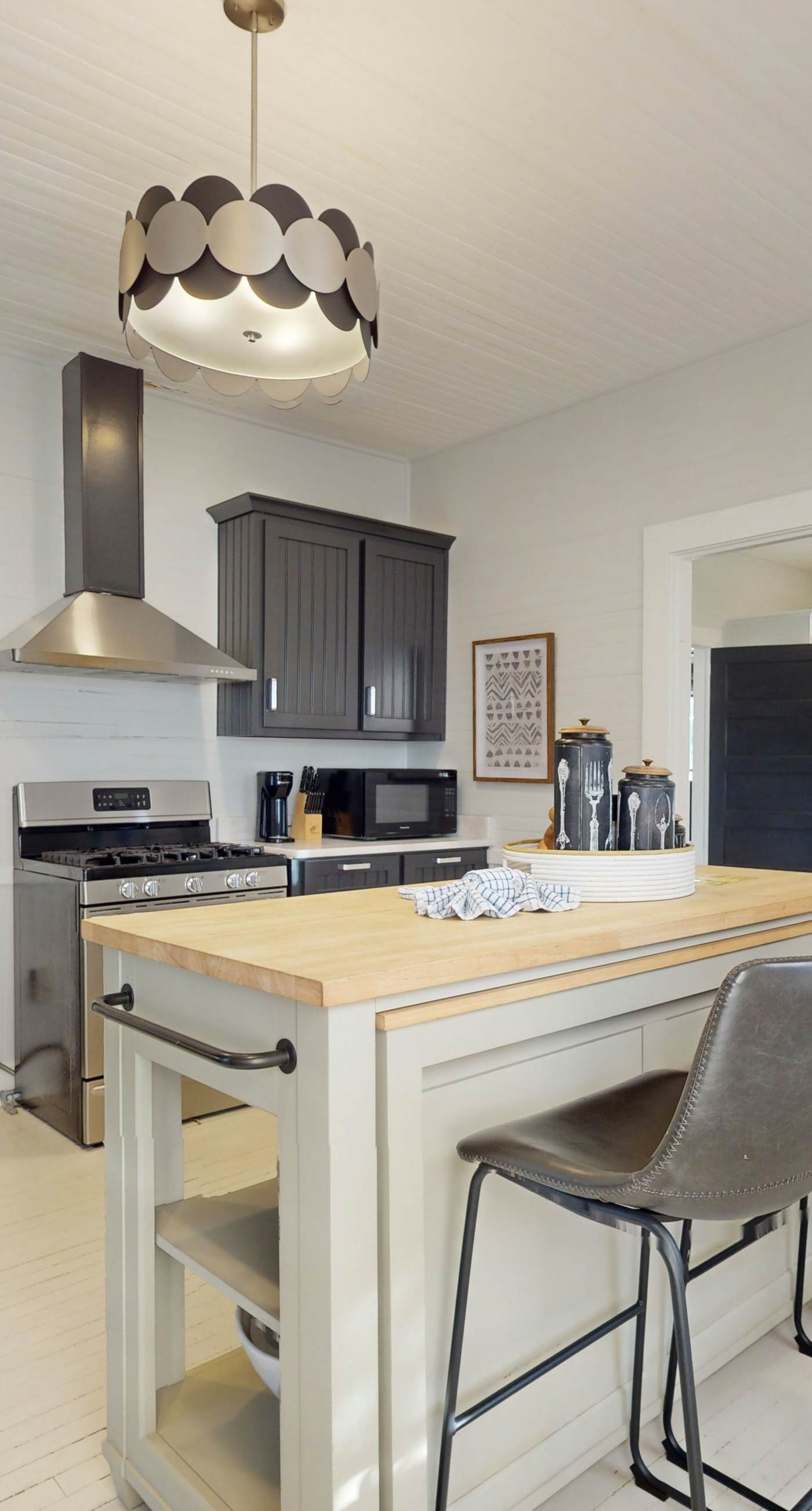 Historic downtown cottage with high-speed WiFi and central AC - dogs okay