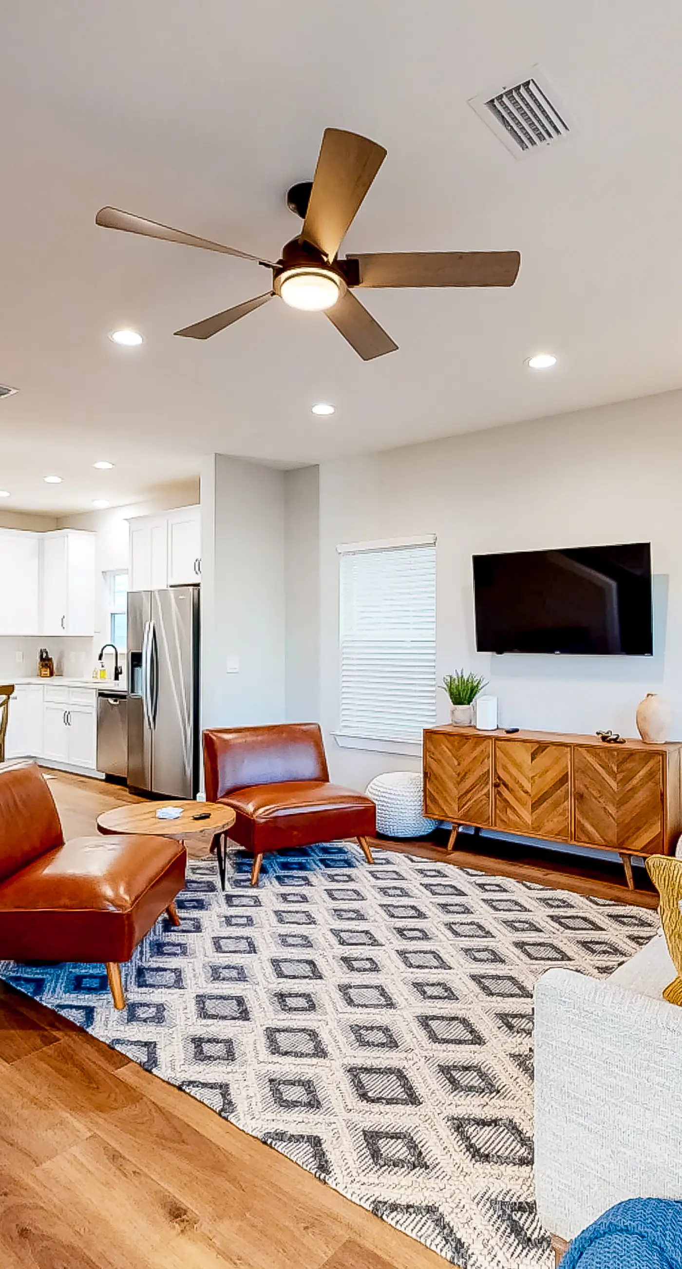 Downtown Home - WiFi, Central AC, Private washer&dryer, & Balcony - Dog-Friendly