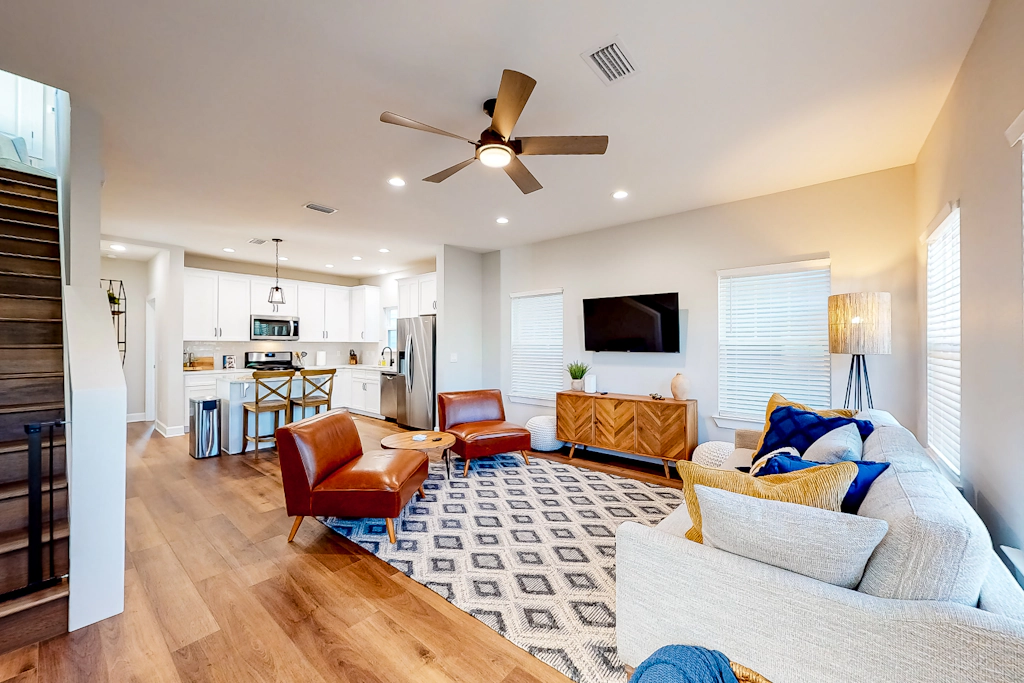 Downtown Home - WiFi, Central AC, Private washer&dryer, & Balcony - Dog-Friendly