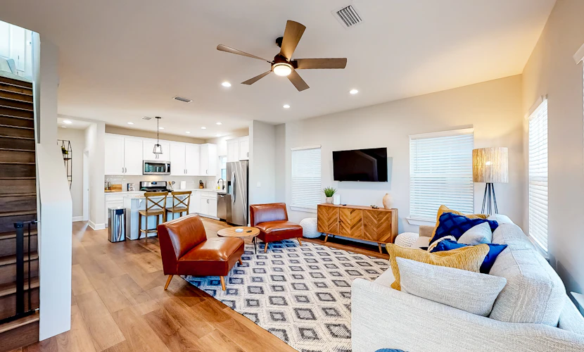 Downtown Home - WiFi, Central AC, Private washer&dryer, & Balcony - Dog-Friendly