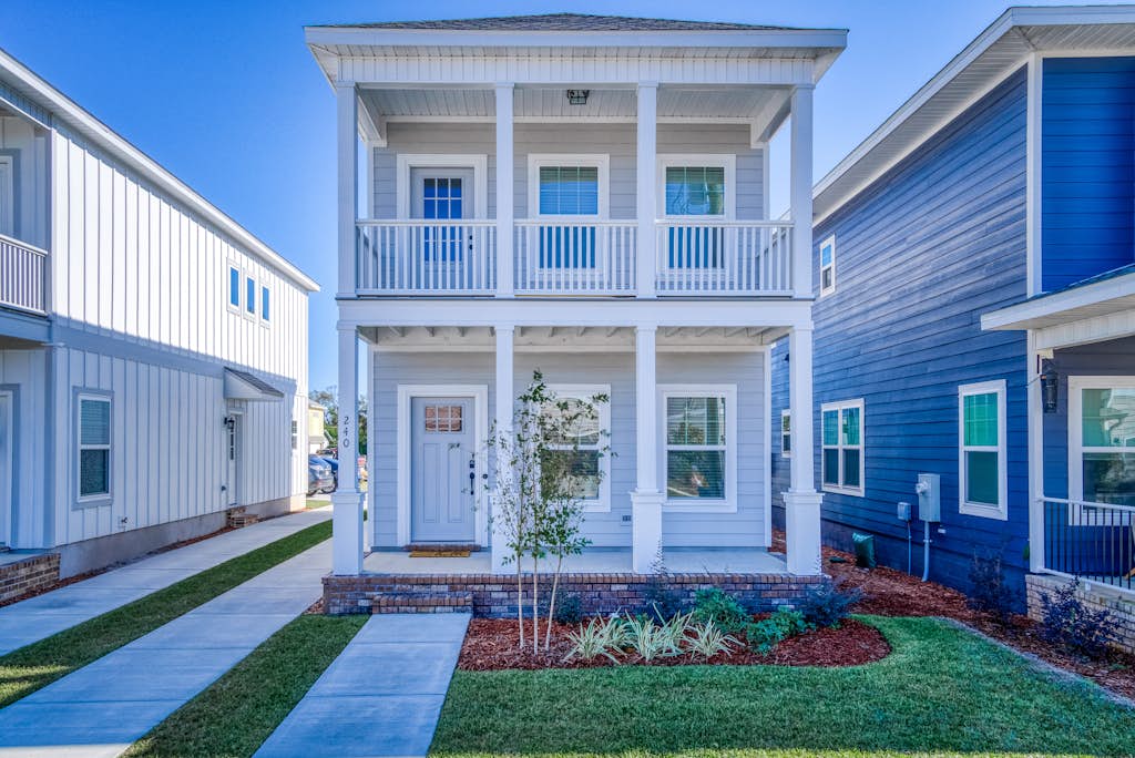 Downtown Home - WiFi, Central AC, Private washer&dryer, & Balcony - Dog-Friendly