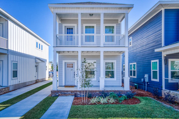 Downtown Home - WiFi, Central AC, Private washer&dryer, & Balcony - Dog-Friendly