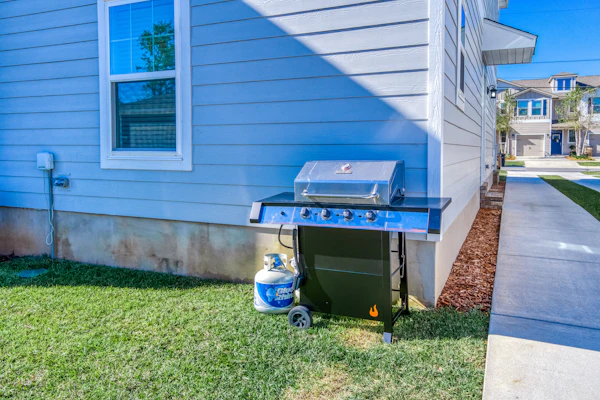 Downtown Home - WiFi, Central AC, Private washer&dryer, & Balcony - Dog-Friendly