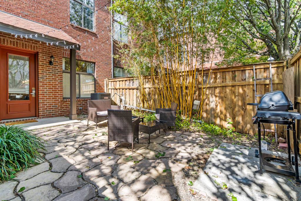 Hip & vibrant townhome near downtown with private patio, grill, AC, and WiFi