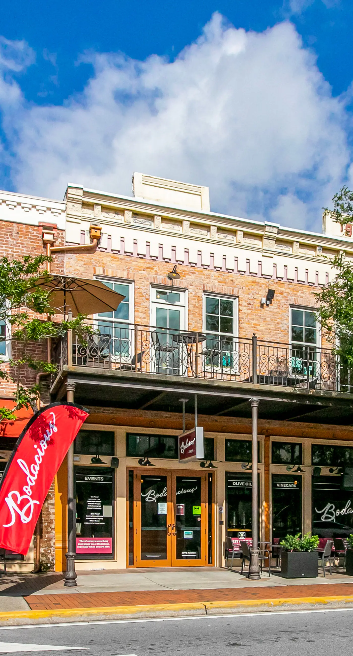 Contemporary dog-friendly retreat with pool & patio - near shops & attractions