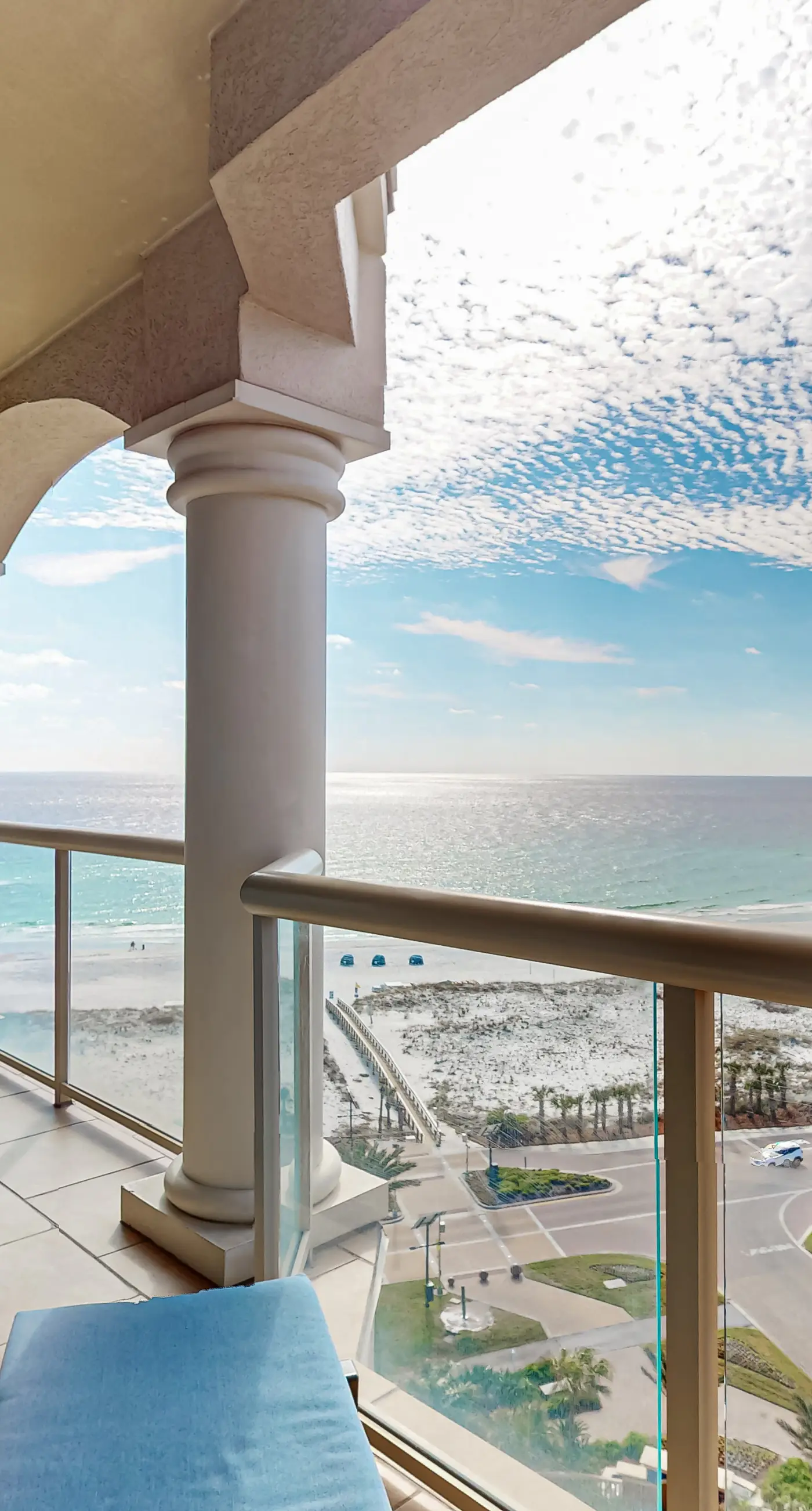 Waterfront condo with WiFi, washer/dryer, pools, fitness room, & beach access