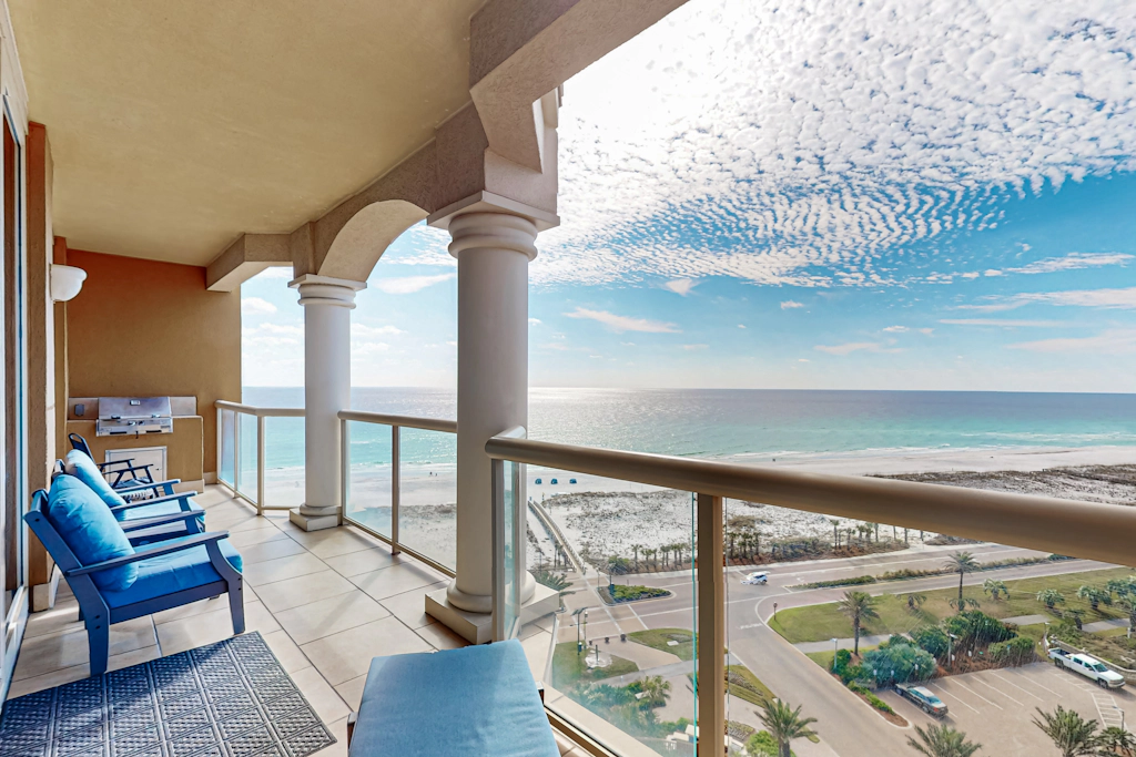 Waterfront condo with WiFi, washer&dryer, pools, fitness room, & beach access