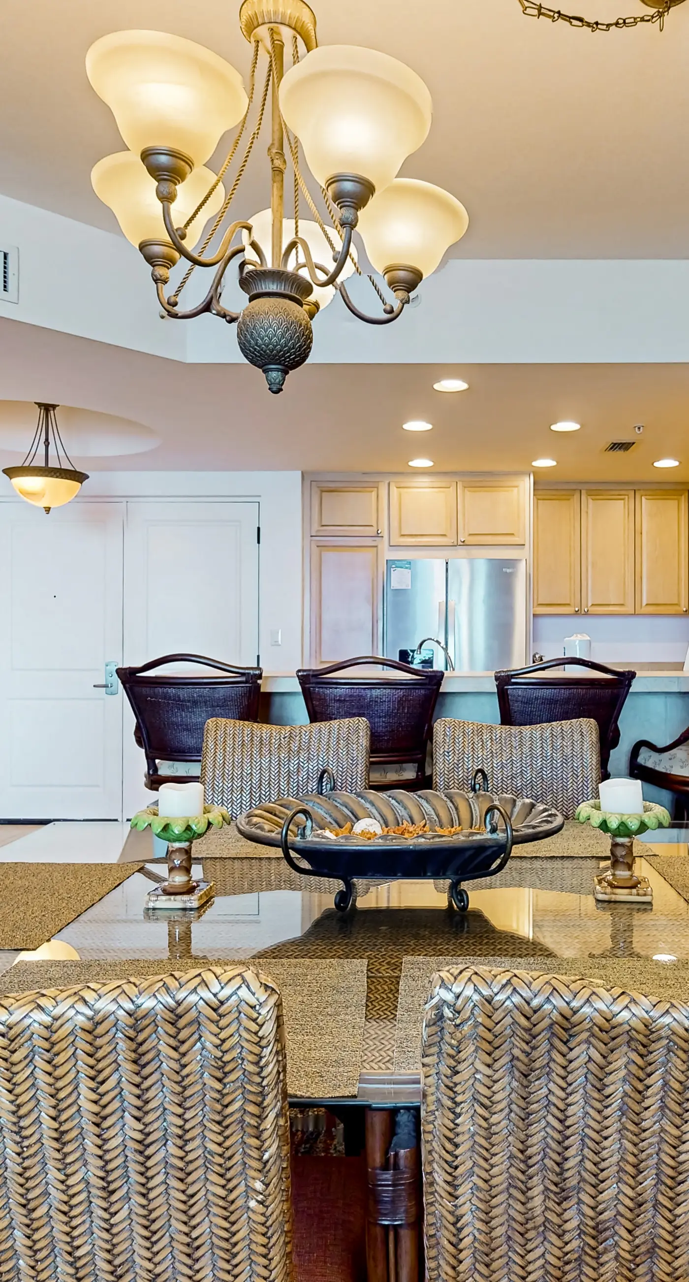 Waterfront condo with WiFi, washer/dryer, pools, fitness room, & beach access