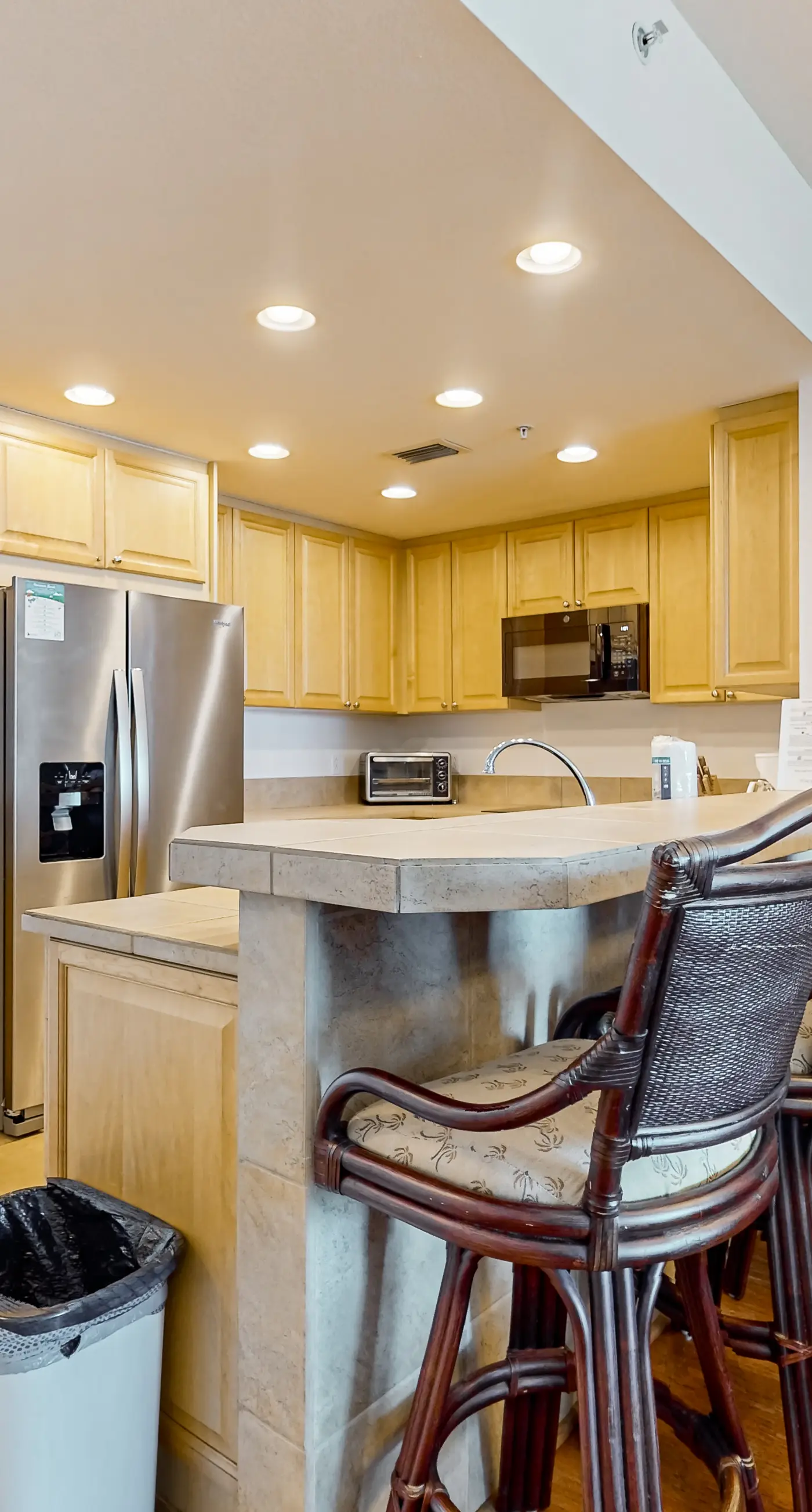 Waterfront condo with WiFi, washer/dryer, pools, fitness room, & beach access