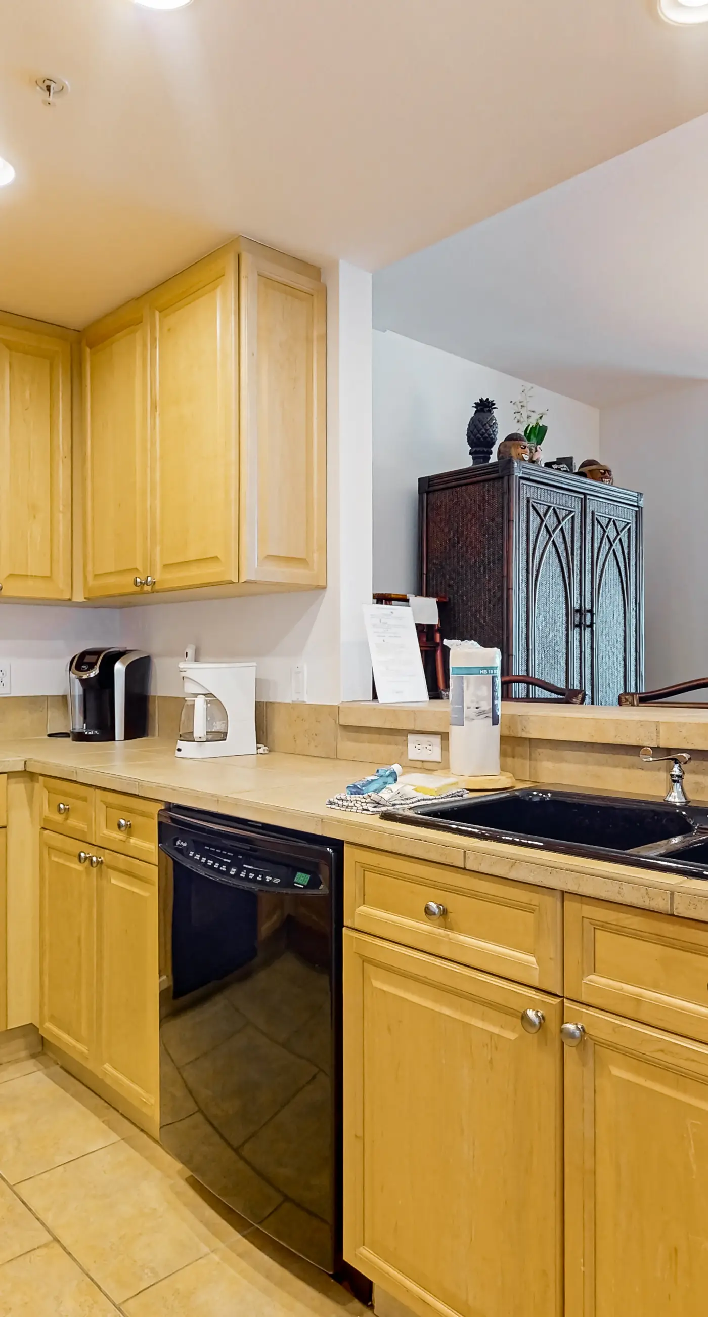 Waterfront condo with WiFi, washer/dryer, pools, fitness room, & beach access