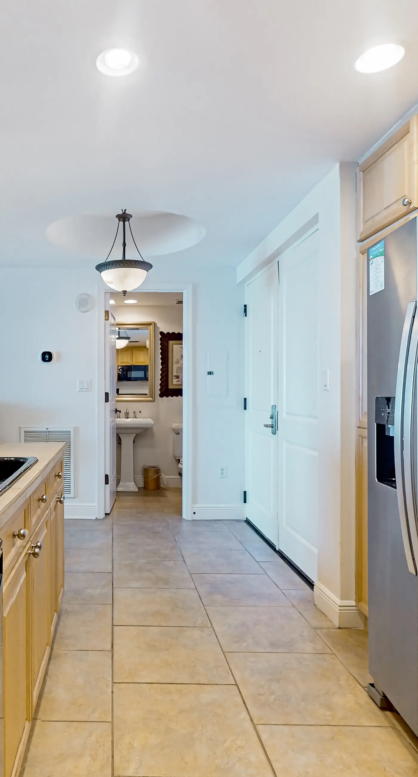 Waterfront condo with WiFi, washer/dryer, pools, fitness room, & beach access